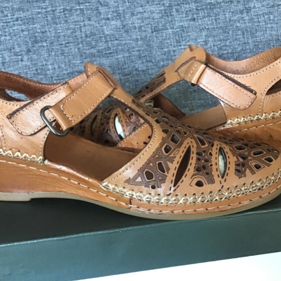 Brand new sandals - Picture 2 of 13